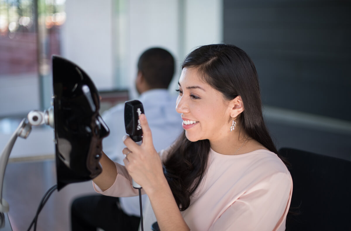 A Pathway Scholars Student Uses the Eye Trainer in the Center for Simulation and Innovation