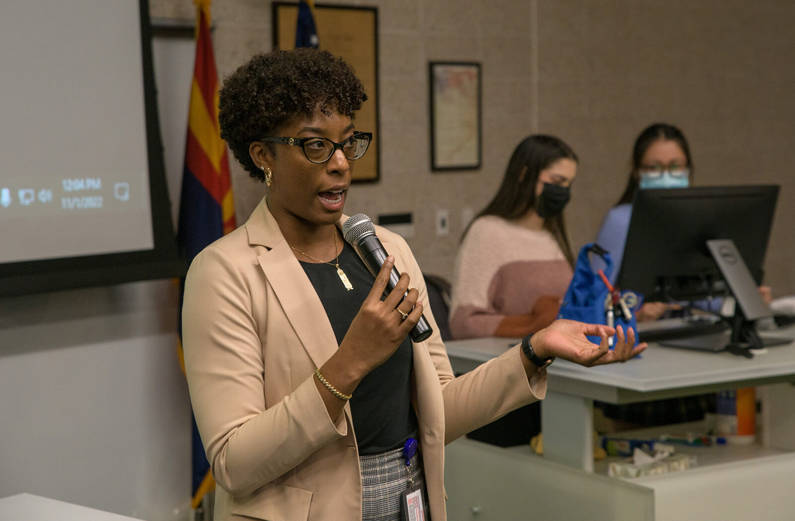 Medical student Shannon Alsobrooks, who served in the Air Force, introducing the presentation