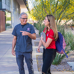 Jonathan Cartsonis, MD, the College of Medicine – Phoenix’s Rural Health Professions Program director, chats on campus with a student
