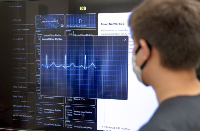 Student views ecg on a monitor
