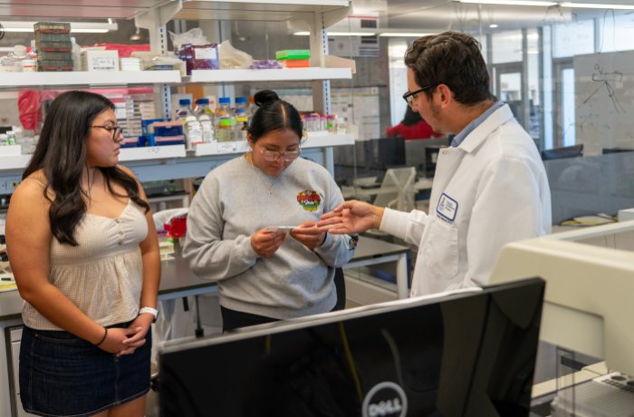After touring the lab with Tim Marlowe, PhD, program attendees expressed interest in the various areas of study, requesting information about internships.