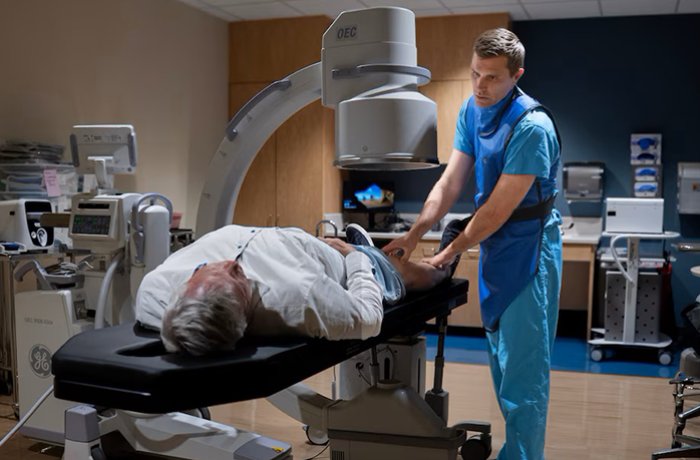 Reconstructive plastic surgeon Joshua Hustedt examines patient John Kamauff in Hustedt’s Scottsdale, Arizona, office. (Alvin Chow)
