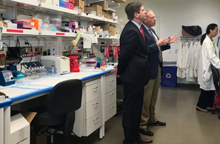 Dr. Zenhausern Shows His Lab Space to Mayor Greg Stanton