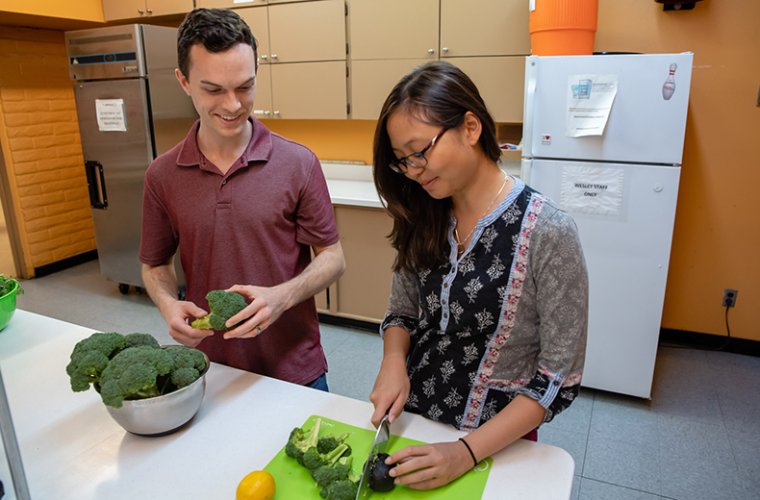 Medical Students Tyler Bien and Julie Tran Students Cut Vegetables at Culinary Medicine Event