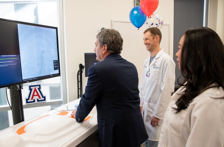 Steven Lieberman, MD, Using the Mentice in the Center for Simulation and Innovation Steven Lieberman, MD, using the Mentice